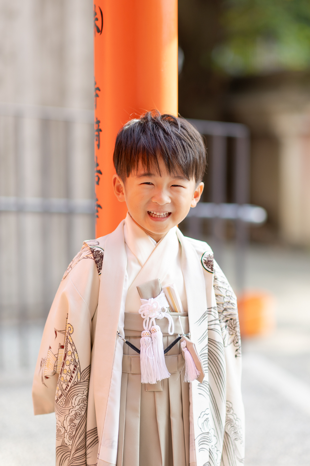 生田神社の鳥居を歩く七五三の兄妹